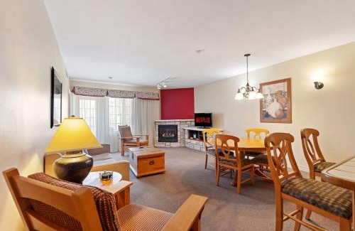 Oro-Medonte Apartment | Luxury Resort Stay with Pool Jacuzzi and Balcony