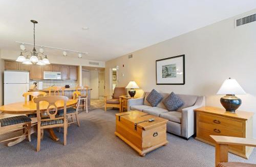 Oro-Medonte Apartment | Luxury Resort Stay with Pool Jacuzzi and Balcony