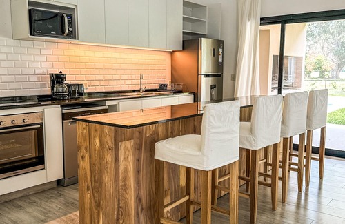 General Rodriguez Ski Chalet | Luxury retreat: Modern house with garden and pool