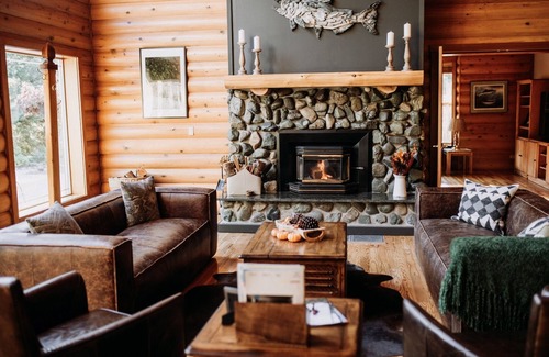 Lake Cowichan Cabin | Luxury Riverside LodgenSleeps 10 - 4 ensuite bedrooms
