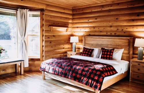 Lake Cowichan Cabin | Luxury Riverside LodgenSleeps 10 - 4 ensuite bedrooms