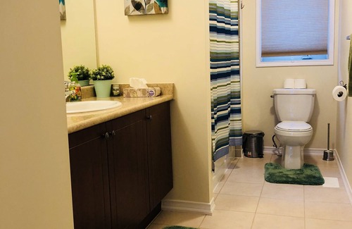Niagara Falls House | Luxury Room Private Bath :Close to Niagara Falls!