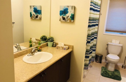 Niagara Falls House | Luxury Room Private Bath :Close to Niagara Falls!