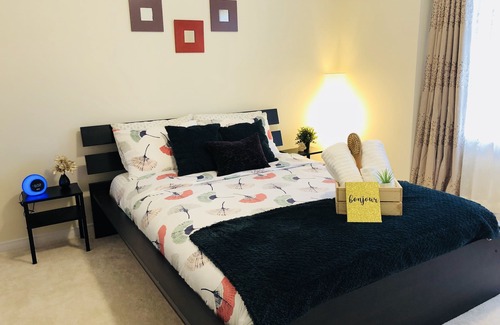 Niagara Falls House | Luxury Room Private Bath :Close to Niagara Falls!