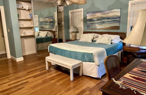 Hunt Club Bed & Breakfast | LUXURY ROOM with KING TEMPUR-PEDIC BED -IN EQUESTRIAN COMMUNITY