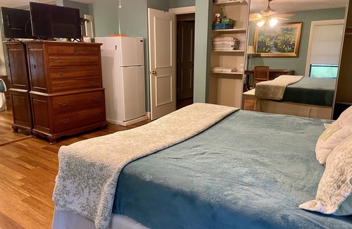 Hunt Club Bed & Breakfast | LUXURY ROOM with KING TEMPUR-PEDIC BED -IN EQUESTRIAN COMMUNITY