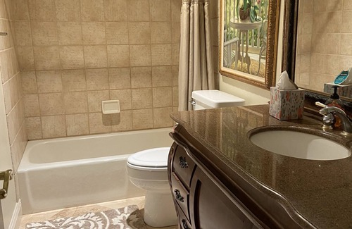 Hunt Club Bed & Breakfast | LUXURY ROOM with KING TEMPUR-PEDIC BED -IN EQUESTRIAN COMMUNITY