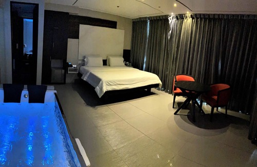 El Poblado Hotel | Luxury Room with Jacuzzi and Amazing View