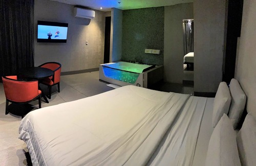 El Poblado Hotel | Luxury Room with Jacuzzi and Amazing View
