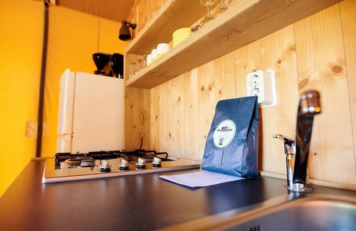 Nieuw Heeten House | Luxury safari tent for 6 guests with private jacuzzi, modern bathroom and veranda in the Sallandse Heuvelrug.