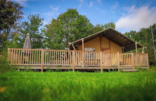 Nieuw Heeten House | Luxury safari tent for 6 guests with private jacuzzi, modern bathroom and veranda in the Sallandse Heuvelrug.