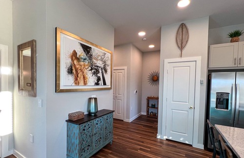 Grand Prairie Apartment | Luxury Sanitized Cabin Feel 2Br Condo/DFW/Att/Pool/Gym