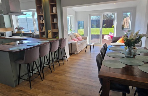 Dover House | Luxury Sea View Retreat with Hot Tub – Sleeps 8