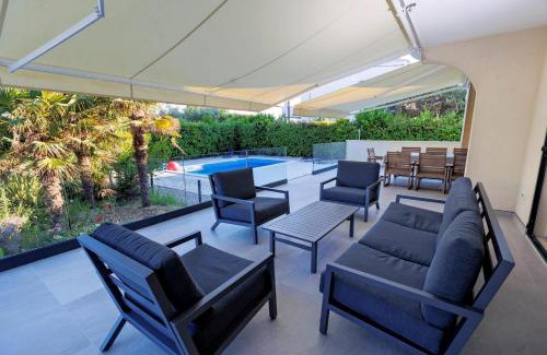 Kastel Stafilic House | Luxury Semi-Detached House with a Pool near the Sea