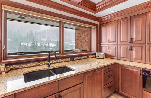 Vail Ski Chalet | Luxury ski-in/ski-out condo w/fireplace, fast WiFi, shared pool/hot tub/laundry