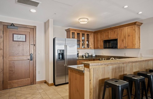 Crested Butte Condo | Luxury ski in & out condo @ resort base: views, pool, hot tub, sauna, gym