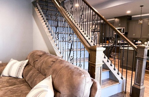 Kingston House | Luxury-Sleeps16-SPA-GameRoom-FirePit-Casino-EV-Pet