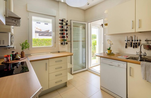 Roldan Villa | Luxury Spa & Golf Villa Denton with Garden, Jacuzzi, A/C & Wi-Fi