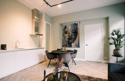 Tilburg Apartment | Luxury space with fast WiFi, 40m² herringbone floors, and ensuite rain shower for 4.