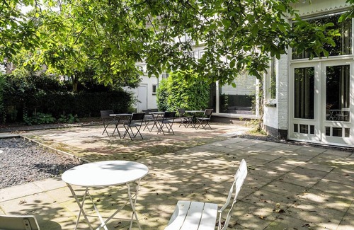 Tilburg Apartment | Luxury space with fast WiFi, 40m² herringbone floors, and ensuite rain shower for 4.