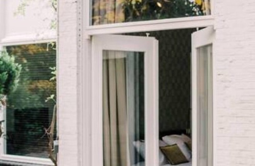 Tilburg Apartment | Luxury space with fast WiFi, 40m² herringbone floors, and ensuite rain shower for 4.
