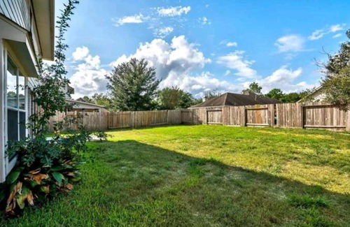 Cypress House | Luxury Spacious 5 bedroom/FREE wifi /parking