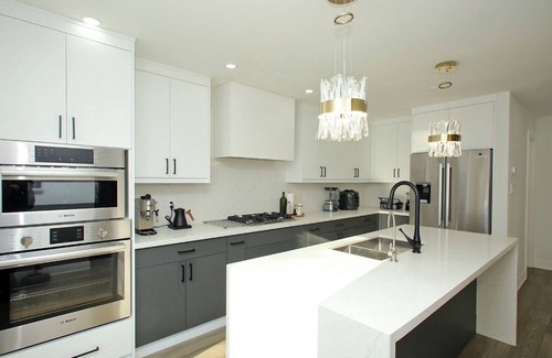 Aurora House | Luxury & Spacious 5BR Modern Villa | Stylish Stay Near Toronto