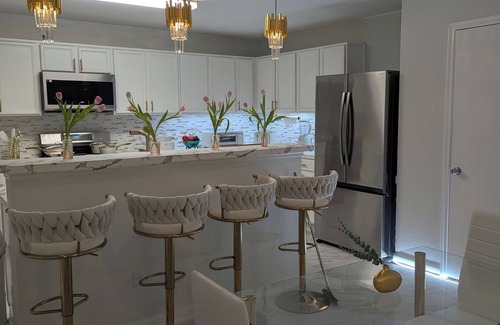 Houston House | Luxury Spacious 9-bed Houston with Game Room , Cinema , Record Studio + HOT TUB
