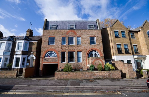 Windsor Apartment | Luxury spacious apartment, secure parking just 8 minutes walk to Windsor Castle