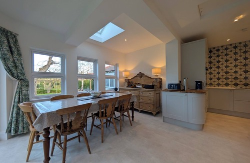 Rhos on Sea House | Luxury, Spacious Family House w/large garden. Pet Friendly. Walk to beach.