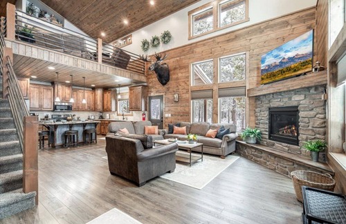 Island Park House | Luxury Spacious Lodge w/Dock, Hot Tub Firepit, 25 Mi to Yellowstone - Henry's Lake Hideaway