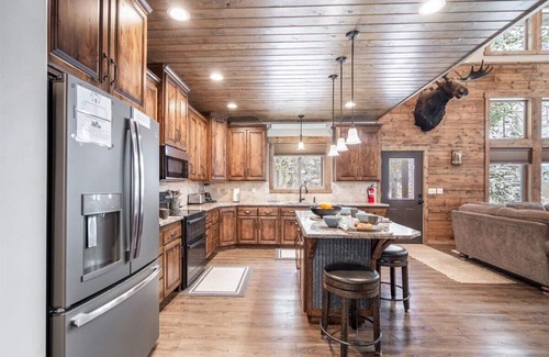 Island Park House | Luxury Spacious Lodge w/Dock, Hot Tub Firepit, 25 Mi to Yellowstone - Henry's Lake Hideaway
