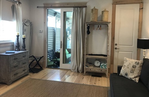 Carrollton Apartment | Luxury St.Charles Ave studio shared pool/spa, priv patio, on streetcar route
