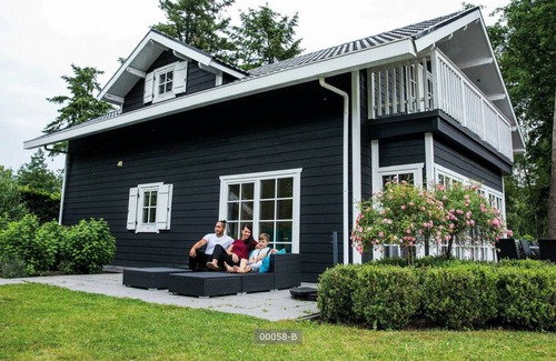 Ede Cabin | Luxury stand-alone vacation villa for 10 persons located in the forests of Gelderland.
