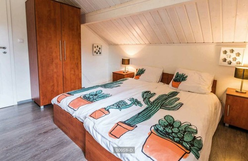 Ede Cabin | Luxury stand-alone vacation villa for 10 persons located in the forests of Gelderland.