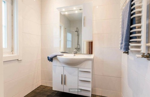 Ede Cabin | Luxury stand-alone vacation villa for 10 persons located in the forests of Gelderland.