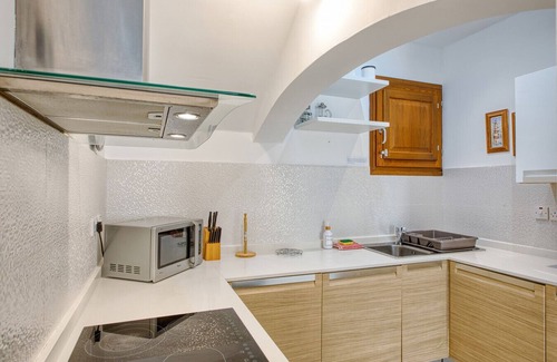 Ghajnsielem Apartment | Luxury Stay with Courtyard BBQ and Huge Pool