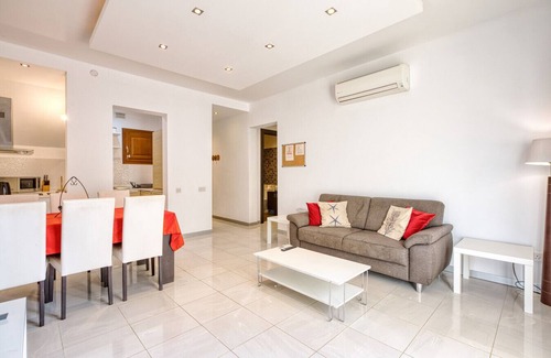 Ghajnsielem Apartment | Luxury Stay with Courtyard BBQ and Huge Pool