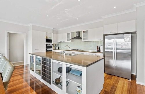 Gerringong House | Luxury stay with spectacular mountain and sea views. 6 min walk to beach