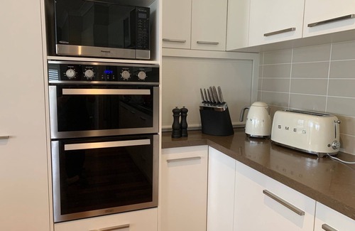 Gerringong House | Luxury stay with spectacular mountain and sea views. 6 min walk to beach
