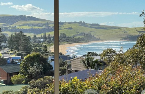 Gerringong House | Luxury stay with spectacular mountain and sea views. 6 min walk to beach