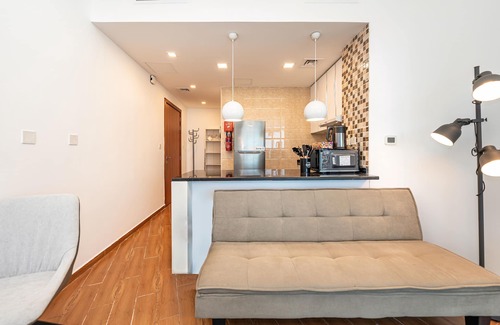 Jumeirah Village Triangle Apartment | Luxury StayCation - Al Jawhara Tower Studio Apt in the Heart of Dubai