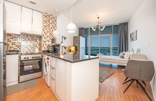 Jumeirah Village Triangle Apartment | Luxury StayCation - Al Jawhara Tower Studio Apt in the Heart of Dubai
