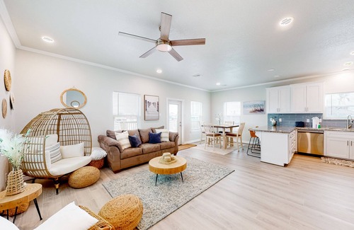 Surfside Beach House | Luxury | Steps to Beach | Dog Friendly | New Reno