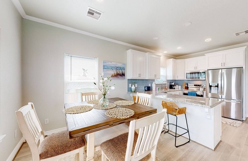 Surfside Beach House | Luxury | Steps to Beach | Dog Friendly | New Reno
