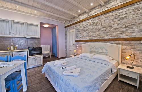 Zagora-Mouresi House | Luxury Superior Studios just 20m. from the Sea!