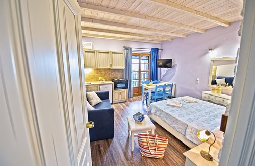 Zagora-Mouresi House | Luxury Superior Studios just 20m. from the Sea!