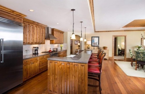 Vail Condo | Luxury Suite for 8 | Roof Top Pool & Hot Tubs!