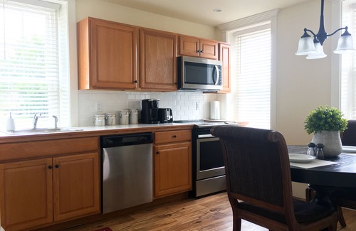 Brownstown Apartment | Luxury Suite in Brownstown