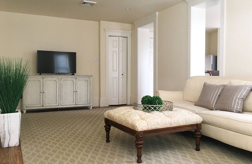 Brownstown Apartment | Luxury Suite in Brownstown